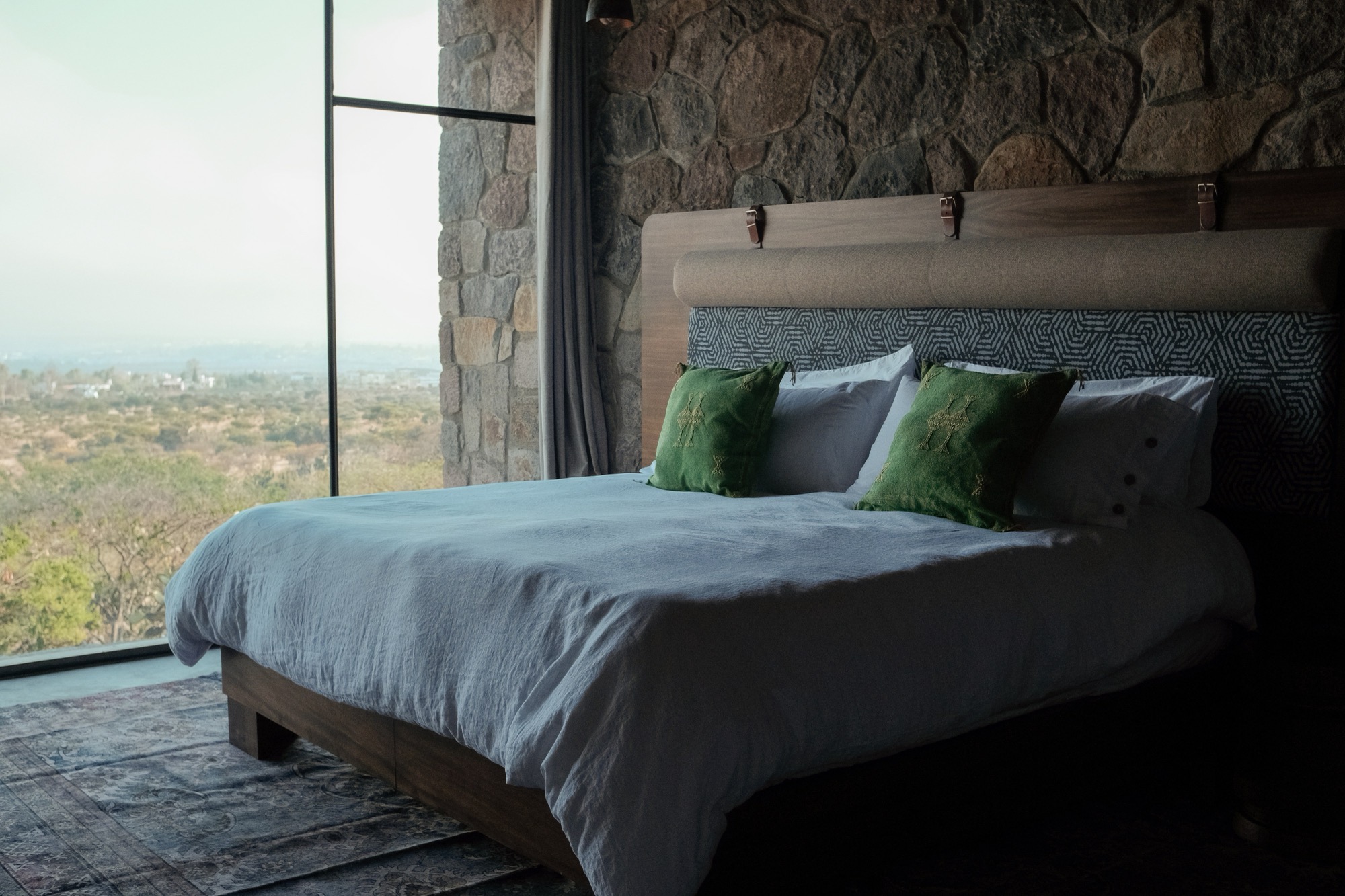 Habitación con piedra y vista al valle