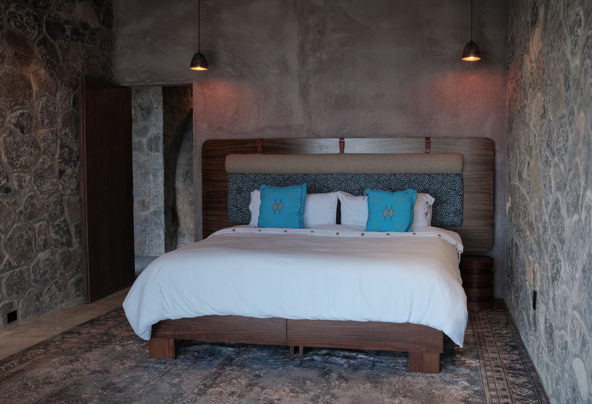 Habitación con cama amplia y vista