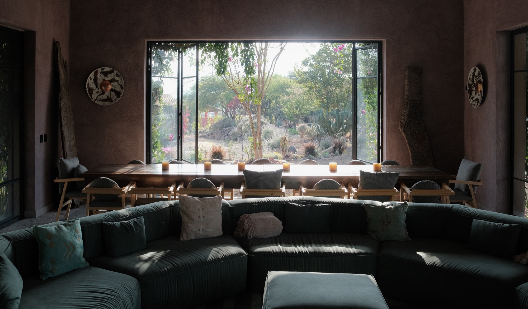Sala y comedor con vista al jardín