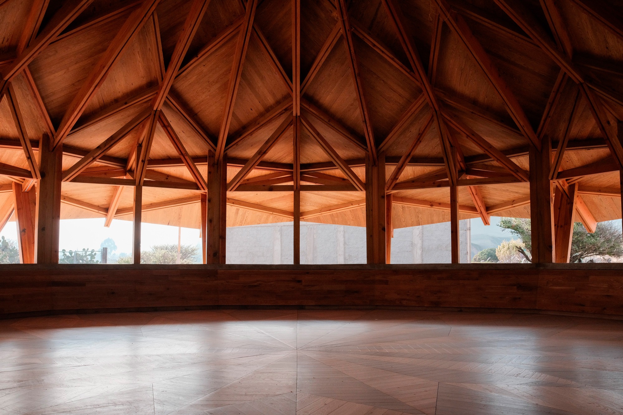 Interior de la shala — estructura de madera