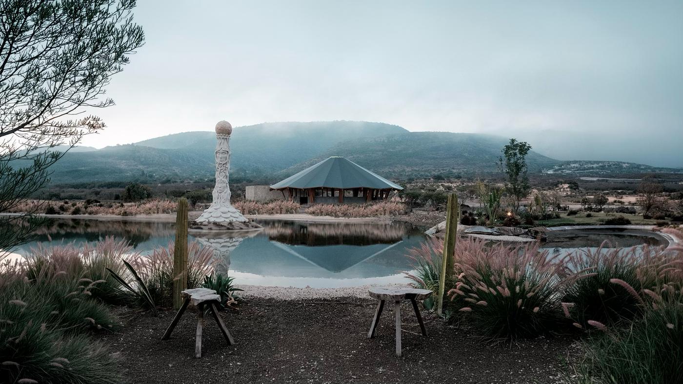 Lago, Shala y obelisco en Casa X
