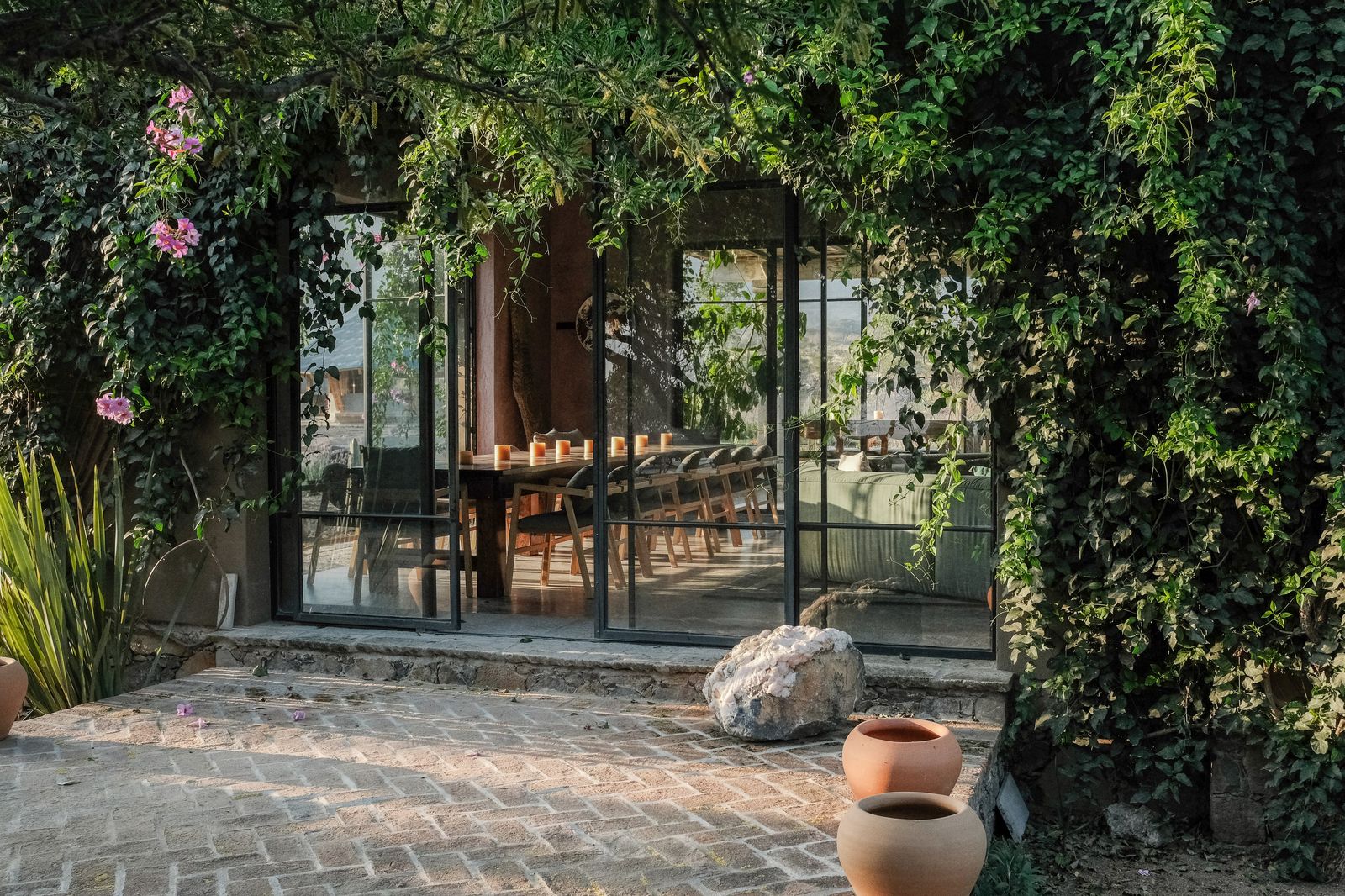 Exterior del salón rodeado de vegetación